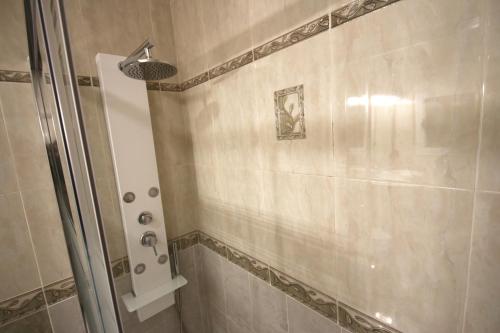 eine Dusche mit Glastür im Badezimmer in der Unterkunft Villa Oasis Costa Dorada in Miami Platja