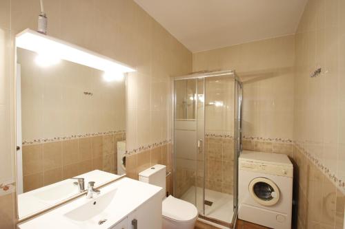 een badkamer met wastafel en wasmachine bij Las Marinas A in Miami Platja