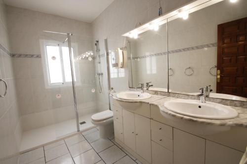 Ένα μπάνιο στο Villa Fortuna