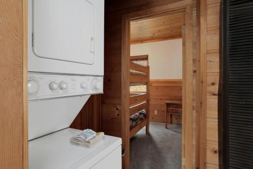 eine Küche mit einem weißen Herd Backofen oben neben einem Schrank in der Unterkunft Little bear #1079 in Big Bear Lake