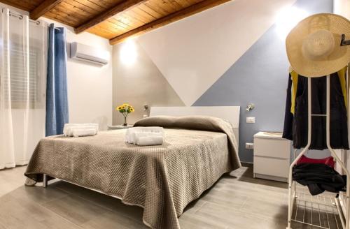 una camera da letto con un letto grande in una stanza di La Praiola a Trappeto