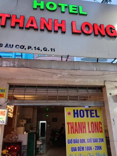 a sign for a hotel chan long restaurant at Thanh Long Hotel Hồ Chí Minh in Ho Chi Minh City
