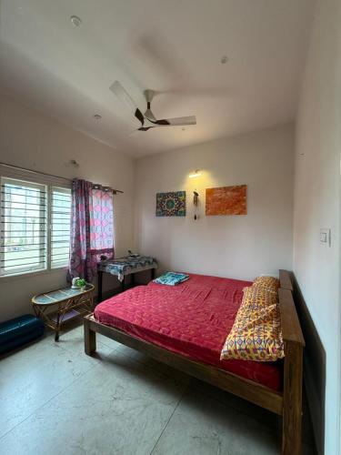 ein Schlafzimmer mit einem großen roten Bett in einem Zimmer in der Unterkunft Just for womens homestay in Chikmagalur