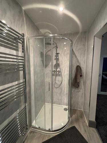 Koupelna v ubytování Modern 4 Bed Ensuite Home Fast Wi-Fi Parking