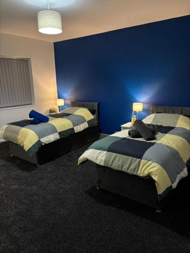 Postel nebo postele na pokoji v ubytování Modern 4 Bed Ensuite Home Fast Wi-Fi Parking