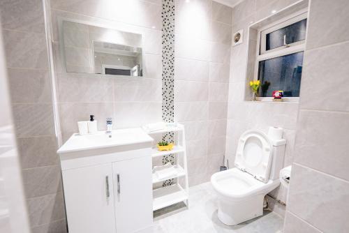 4BR 2Bath Home -Hot Tub, Free Parking & Games Room photo 47