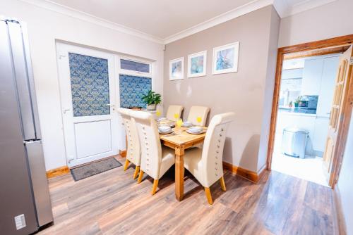 4BR 2Bath Home -Hot Tub, Free Parking & Games Room photo 9