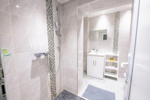 4BR 2Bath Home -Hot Tub, Free Parking & Games Room photo 48