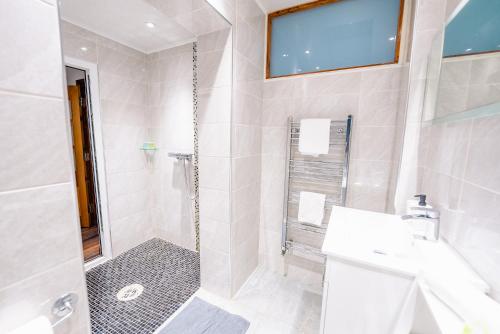 4BR 2Bath Home -Hot Tub, Free Parking & Games Room photo 49
