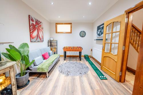 4BR 2Bath Home -Hot Tub, Free Parking & Games Room photo 21