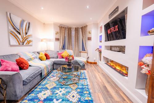 4BR 2Bath Home -Hot Tub, Free Parking & Games Room photo 3