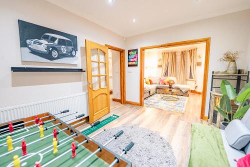 4BR 2Bath Home -Hot Tub, Free Parking & Games Room photo 26