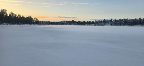 Arctic Lake Aurora house,Sevettijärvi v zimě