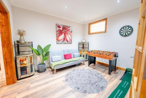 4BR 2Bath Home -Hot Tub, Free Parking & Games Room photo 8