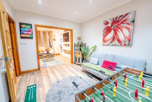 4BR 2Bath Home -Hot Tub, Free Parking & Games Room photo 25