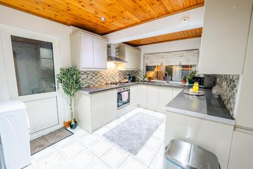 4BR 2Bath Home -Hot Tub, Free Parking & Games Room photo 37