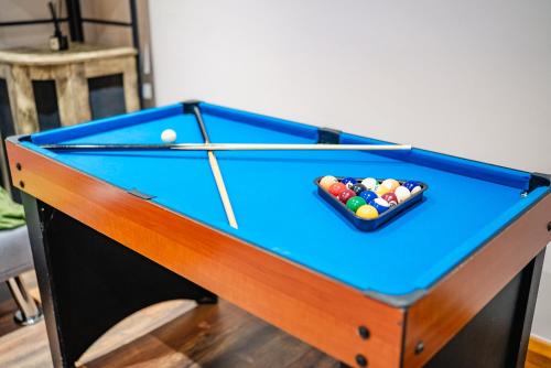 4BR 2Bath Home -Hot Tub, Free Parking & Games Room photo 7