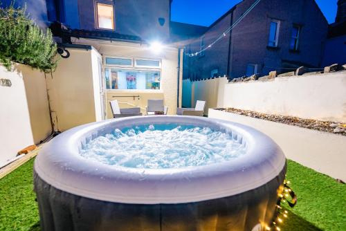 4BR 2Bath Home -Hot Tub, Free Parking & Games Room photo 53