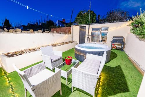 4BR 2Bath Home -Hot Tub, Free Parking & Games Room photo 54