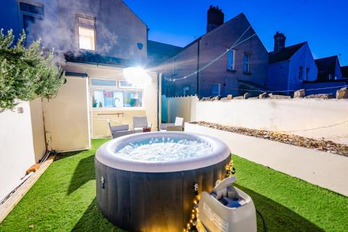 4BR 2Bath Home -Hot Tub, Free Parking & Games Room photo 13