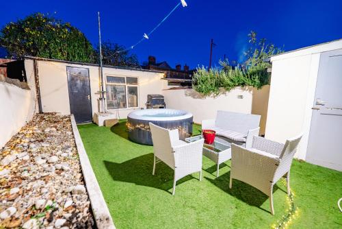 4BR 2Bath Home -Hot Tub, Free Parking & Games Room photo 12