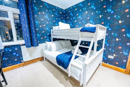 4BR 2Bath Home -Hot Tub, Free Parking & Games Room photo 10