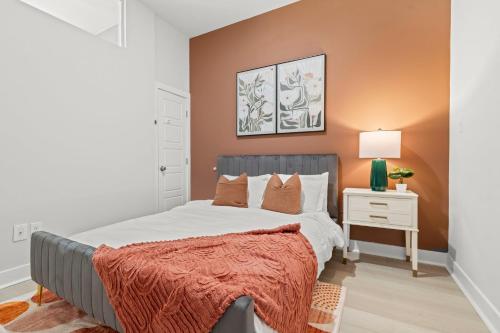 a bedroom with a bed and a table with a lamp at Modern 1BR Apartment Downtown Philly Near MET in Philadelphia