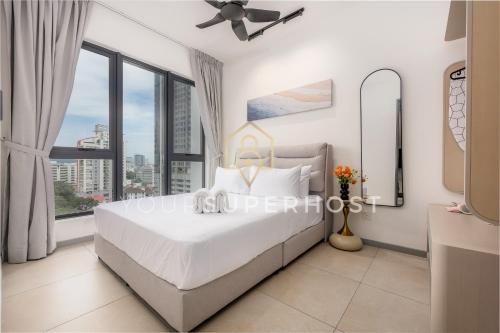 ein Schlafzimmer mit einem Bett und einem großen Fenster in der Unterkunft 22 Macalisterz by YourSuperhost in George Town