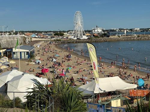 Ein Strand mit vielen Leuten drauf. in der Unterkunft La Cabanne, 4 people, Royan center, 50 m beach, air conditioning in Royan