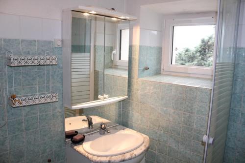 ein Badezimmer mit Waschbecken und Spiegel in der Unterkunft La bastide des moines in Peyroules