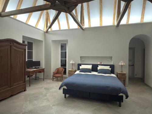 Ένα ή περισσότερα κρεβάτια σε δωμάτιο στο Château de Mauhic - 15th century