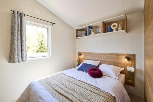 Postel nebo postele na pokoji v ubytování Camping de la Tour AMBON