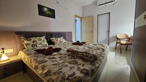 Giường trong phòng chung tại SKYLîNE SUITE-5