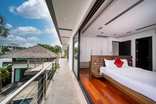 - une chambre sur le balcon d'une maison dans l'établissement BangTao 3 Bedroom 15m Super Large Pool Garden Villa Tropical Light Luxury Villa Super Large Private Space, à Ban Nong Chaeng