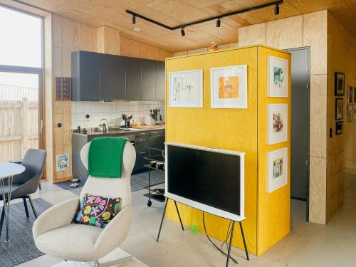 Η κουζίνα ή μικρή κουζίνα στο Wooden Home Among Apple Trees With Ocean View