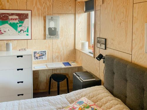 Ένα ή περισσότερα κρεβάτια σε δωμάτιο στο Wooden Home Among Apple Trees With Ocean View