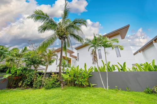 Fotografie z fotogalerie ubytování BangTao 3 Bedroom 15m Super Large Pool Garden Villa Tropical Light Luxury Villa Super Large Private Space v destinaci Ban Nong Chaeng