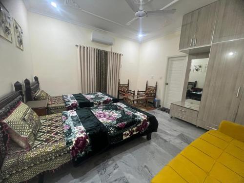 Voodi või voodid majutusasutuse Luxurious 5 Bedroom Mansion Upper Portion Near Gerry Visa Park Road Islamabad toas