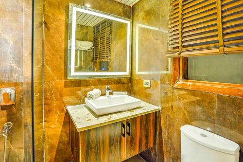 Et badeværelse på Palette Hotel Cotts Villa by CheckIn Vasant Kunj New Delhi