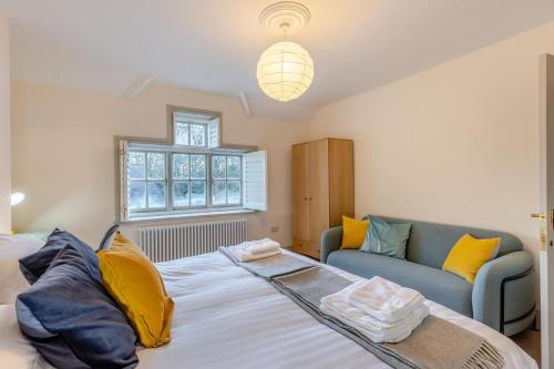 ein Schlafzimmer mit einem großen Bett und einer Couch in der Unterkunft Tiger Hall in Church Stretton