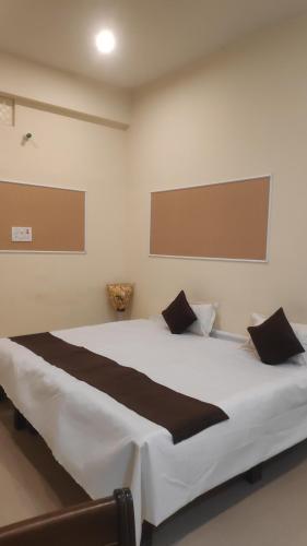 Una cama o camas en una habitación de Shaukat Sewarth Sadan