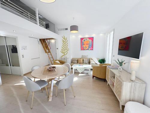 Cannes Close Centre 2 BR 2 bath mezzanine & balconies Exceptional Rating Ideal Families Easy parking by Olam Properties