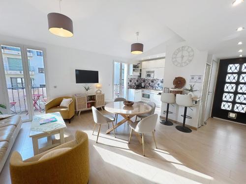 Cannes Close Centre 2 BR 2 bath mezzanine & balconies Exceptional Rating Ideal Families Easy parking by Olam Properties