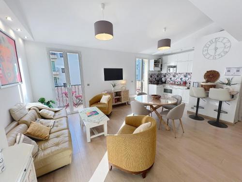 Cannes Close Centre 2 BR 2 bath mezzanine & balconies Exceptional Rating Ideal Families Easy parking by Olam Properties
