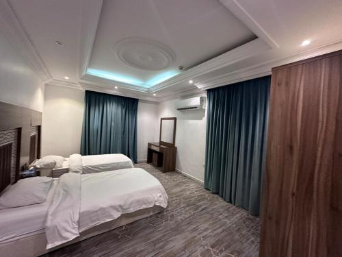 Postel nebo postele na pokoji v ubytování شقق الحمراء 1