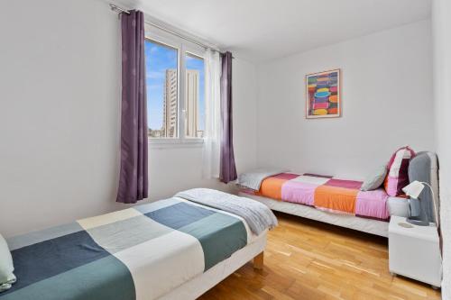 zwei Betten in einem Zimmer mit Fenster in der Unterkunft Cosy in Paris in Vanves