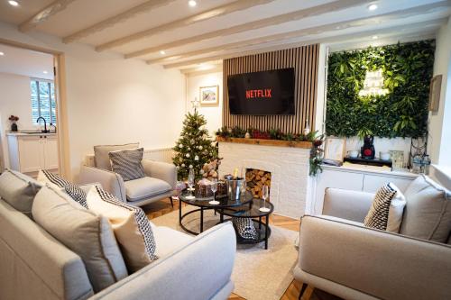 Χώρος καθιστικού στο Stylish 2 Bedroom Cottage With Hot Tub And Parking