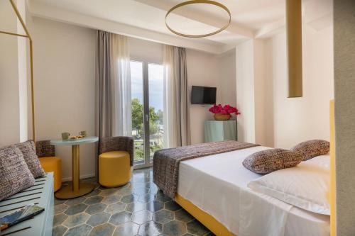 une chambre d'hôtel avec un lit et une fenêtre dans l'établissement B&B Il Castello, à Lipari