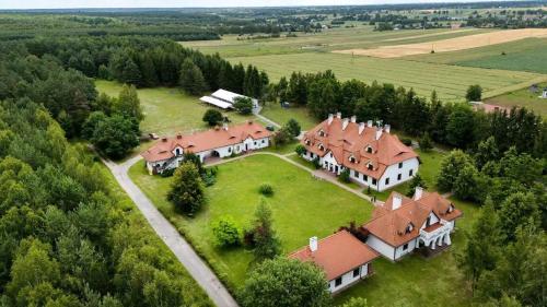 een luchtzicht op een groot huis met rode daken bij Pokój 105 Comfort 
