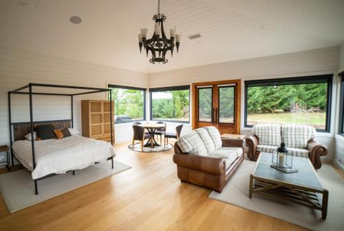 ein Schlafzimmer mit Bett und ein Wohnzimmer in der Unterkunft Yuruga, Exeter in Exeter